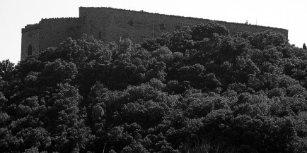 Weit sichtbar: die Burg Castiglioncello