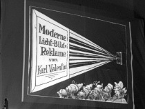 ... mit moderner Licht-Bild-Reklame von Karl Valentin.